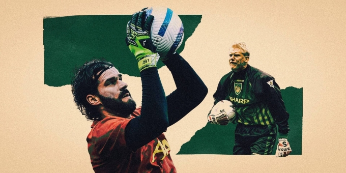 Các thủ môn Alisson (trái) và Schmeichel khi đeo găng Reusch. Ảnh: TA