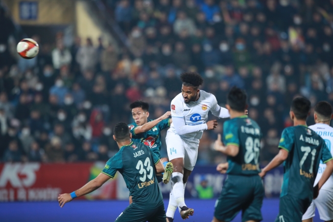 Tiền đạo Nguyễn Xuân Son (áo trắng) ghi bàn cho Nam Định trong trận thắng HAGL 3-0 ở vòng 7 V-League 2023-2024 trên sân Thiên Trường Nam Định ngày 23/12/2023. Ảnh: Lâm Thỏa