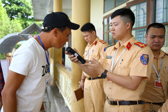 Các thí sinh được đo nồng độ cồn trước lúc dự thi. Ảnh: Vạn An