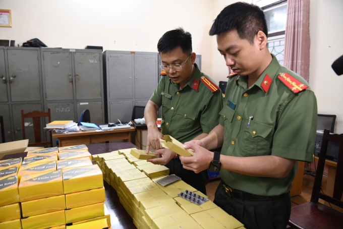 Công an khám xét các thực phẩm chức năng chứa chất cấm. Ảnh: Công an Phú Thọ