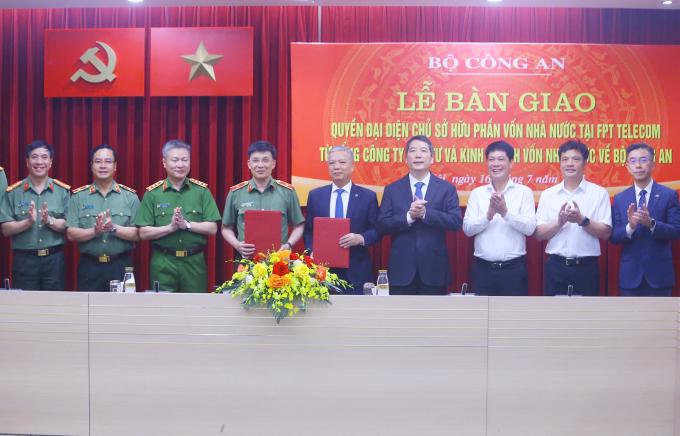 Đại diện Bộ Công an và SCIC ký kết bàn giao, sáng 16/7. Ảnh: Phạm Dự