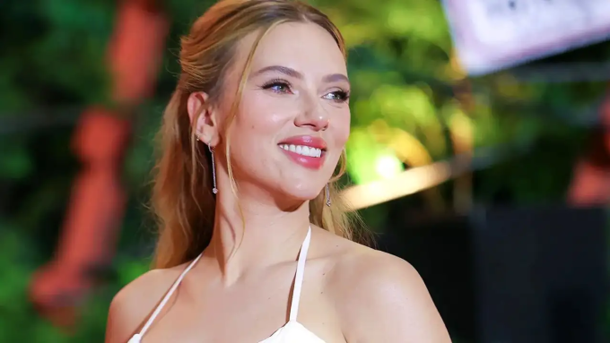 Scarlett Johansson trên thảm đỏ ra mắt phần bảy Jurassic World tại Seoul (Hàn Quốc) hôm 1/7.
