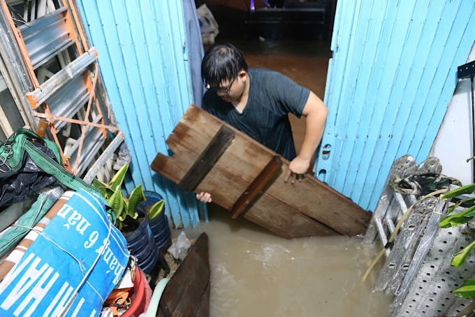 Nước tràn vào nhà trong mưa lớn. Ảnh: Đình Văn