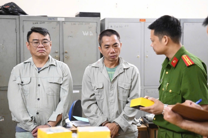 Lim Choon Foong (trái) và Tất Văn Hào lúc bị bắt. Ảnh: Công an Phú Thọ