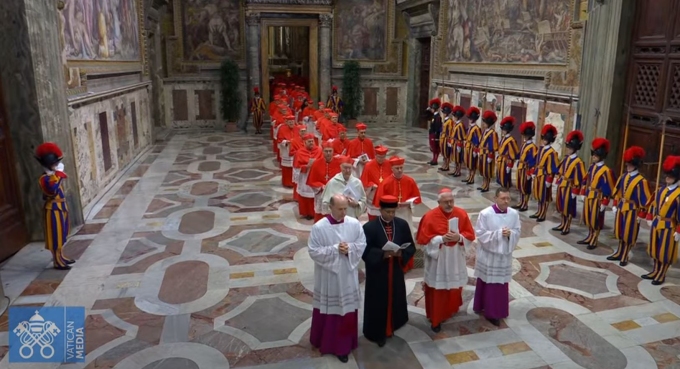 Các hồng y di chuyển từ Nhà nguyện Pauline tới Nhà nguyện Sistine ở Vatican để bầu giáo hoàng mới.