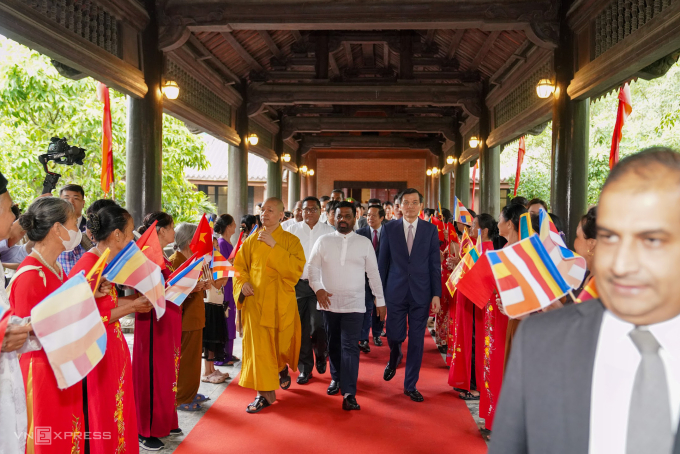Hàng nghìn tăng ni phật tử chào đón Tổng thống Sri Lanka.