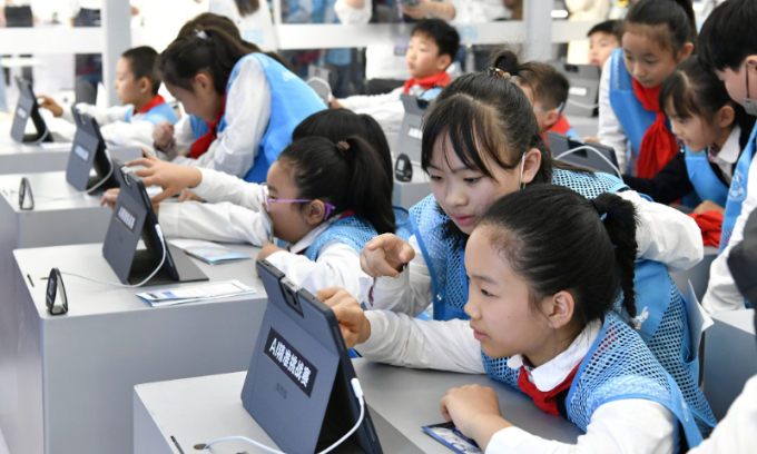 Trẻ em Trung Quốc đang trải nghiệm các thiết bị giảng dạy thông minh. Ảnh tư liệu. Globaltimes.cn