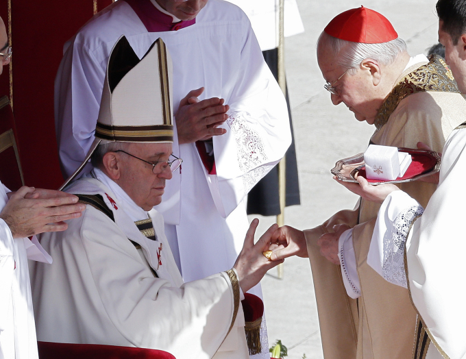 Giáo hoàng Francis được trao Nhẫn Ngư phủ trong lễ nhậm chức ngày 19/3/2013. Ảnh: Reuters