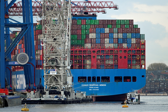 Tàu chở hàng tại cảng Hamburg, Đức