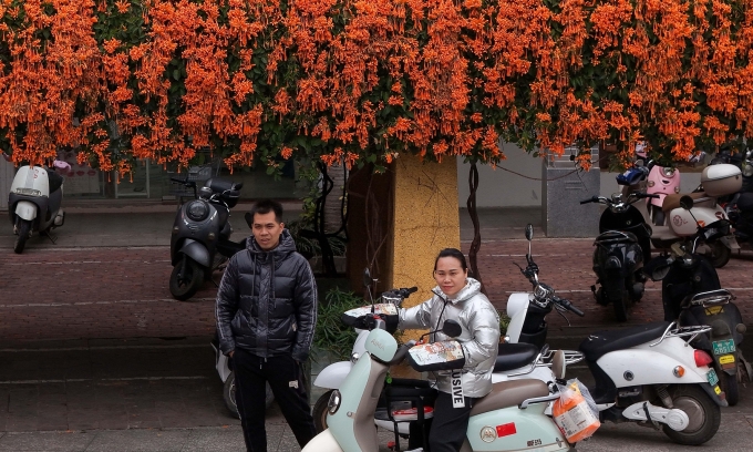 Người dân Nam Ninh điều khiển xe điện hai bánh ngày 1/2/2025. Ảnh: Reuters