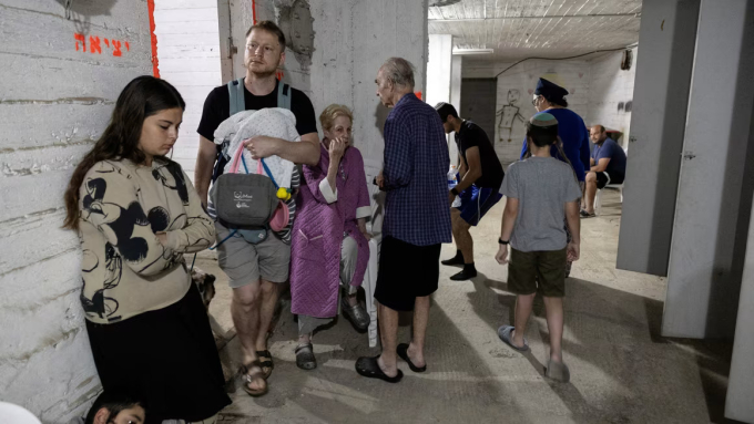 Người dân Israel bên trong một hầm trú ẩn ở Tel Aviv ngày 13/6.