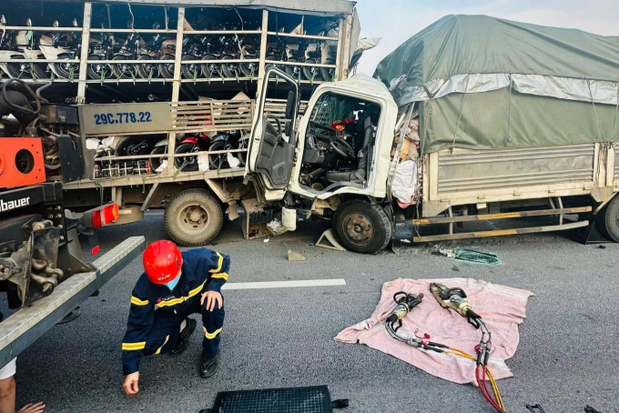 Đầu xe tải biển Quảng Bình găm thẳng vào đuôi xe tải phía trước. Ảnh: Lam Sơn