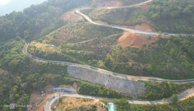 Quốc lộ 28B đoạn qua đèo Đại Ninh (Lâm Đồng) đang trong quá trình thi công nâng cấp.