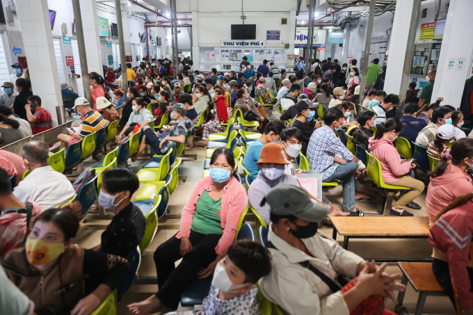 Đông đúc người dân đến khám bệnh tại Bệnh viện Chấn thương Chỉnh hình TP HCM - cơ sở tuyến cuối của thành phố và khu vực phía Nam.