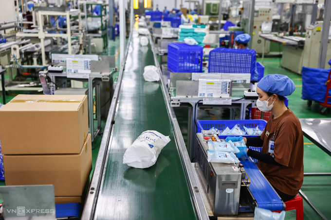 Công nhân làm việc tại nhà máy sản xuất của Bông Bạch Tuyết tháng 4/2025. Ảnh: Quỳnh Trần