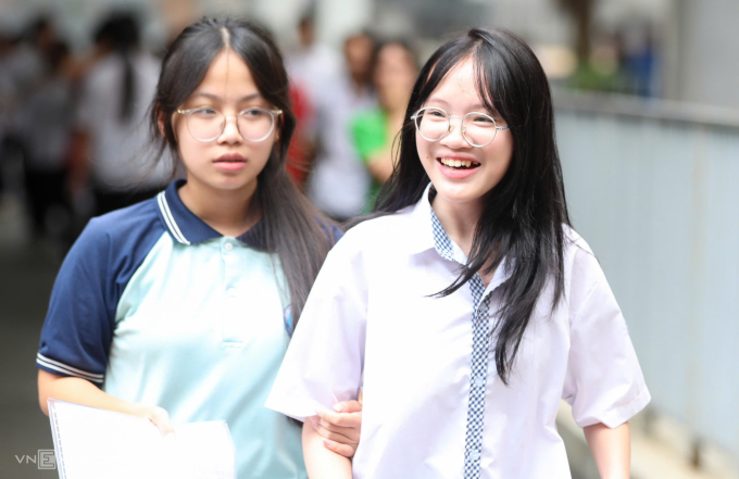 Thí sinh sau khi thi xong môn Ngữ văn vào lớp 10, ngày 7/6.