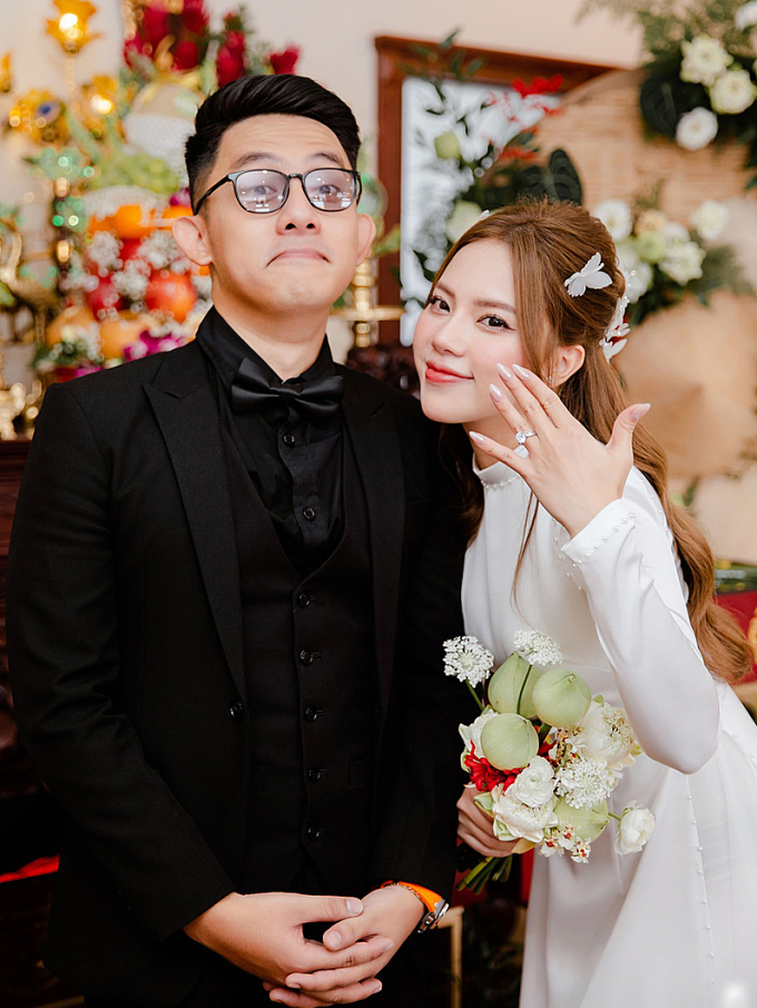 Tống Đông Khuê và bạn gái khi mới đính hôn.