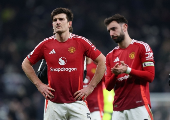 Harry Maguire và Bruno Fernandes thất vọng sau khi Man Utd thua 0-1 trên sân Tottenham ở Ngoại hạng Anh ngày 16/2/2025. Ảnh: Reuters