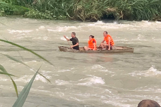 Ba người mắc kẹt khi được đưa vào bờ. Ảnh: Hoài Thanh