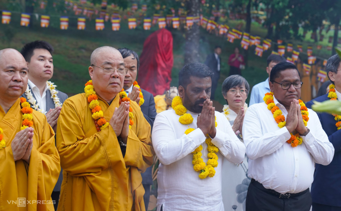 Tổng thống Anura Kumara Dissanayaka dâng hương tại khuôn viên cây bồ đề thiêng.