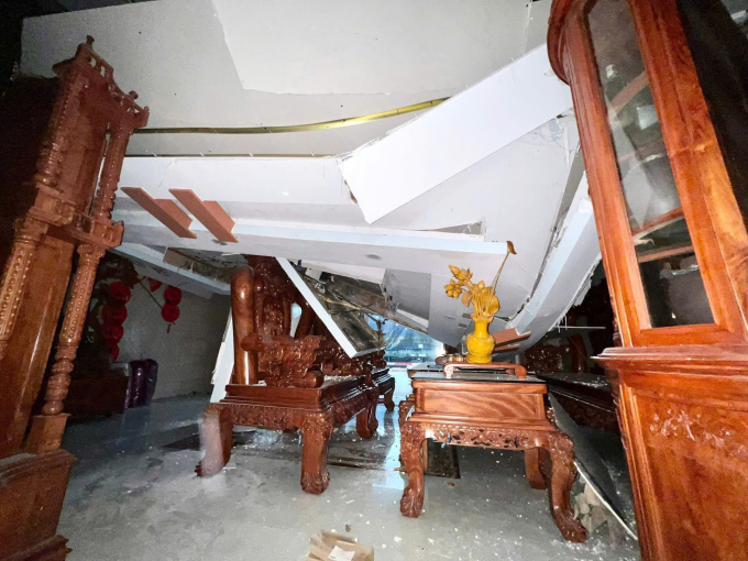 Mưa giông làm sập trần thạch cao của nhà dân ở huyện Hàm Yên.