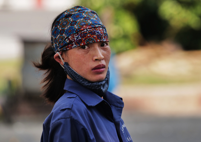 Người lao động trong nắng nóng ở miền Bắc.