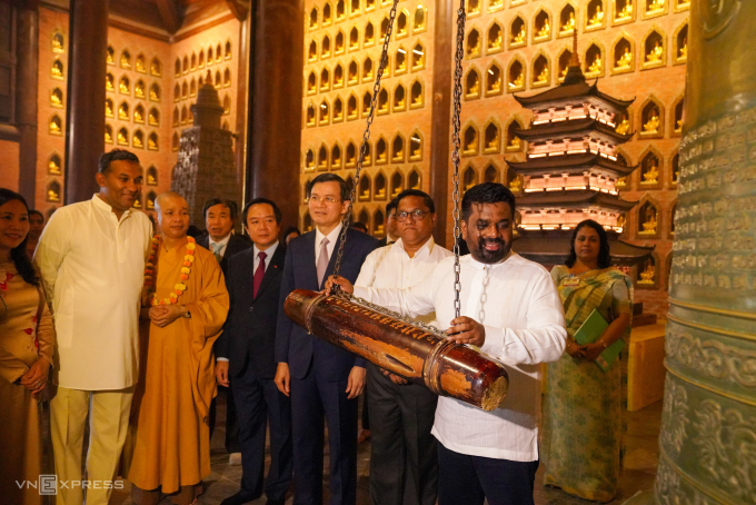 Tổng thống Sri Lanka thỉnh chuông tại điện Tam thế chùa Bái Đính.