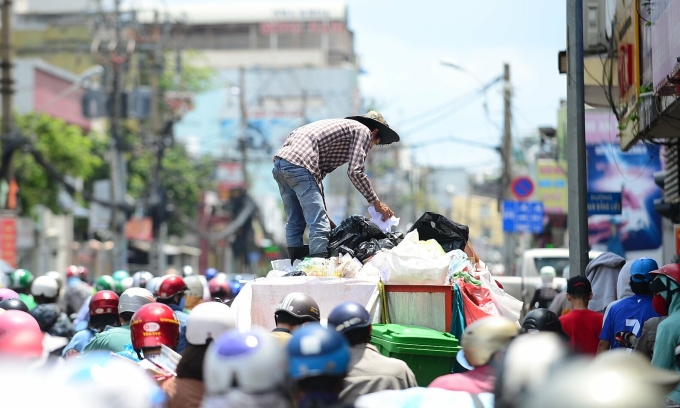 Xe thu gom rác sinh hoạt trên đường Phan Đình Phùng, quận Phú Nhuận. Ảnh: Thanh Tùng