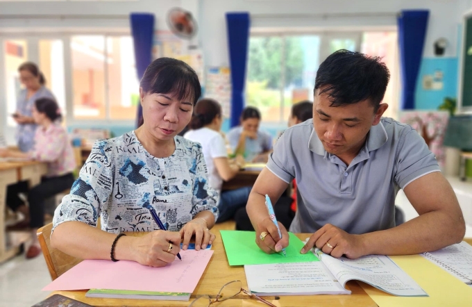 Giáo viên trường Tiểu học Đặng Trần Côn tham gia hoạt động bồi dưỡng chuyên môn trong hè, tháng 8/2024. Ảnh: Phạm Hà