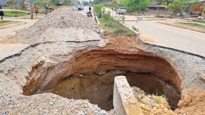 Hố sụt ngày 29/3 trên quốc lộ 3B. Ảnh: Trung tâm văn hóa huyện Na Rì.