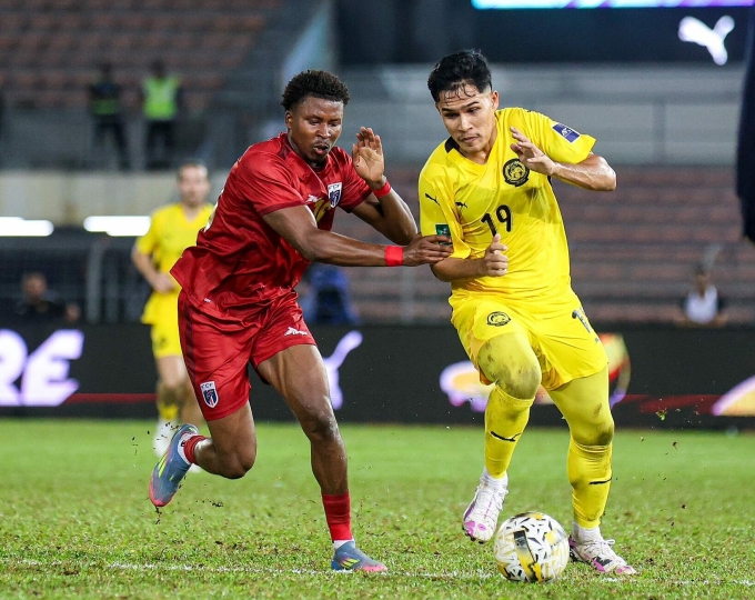 Đội tuyển Malaysia (áo vàng) hòa Cape Verde 1-1 ở trận giao hữu tại sân Kuala Lumpur, Malaysia, ngày 29/5/2025.