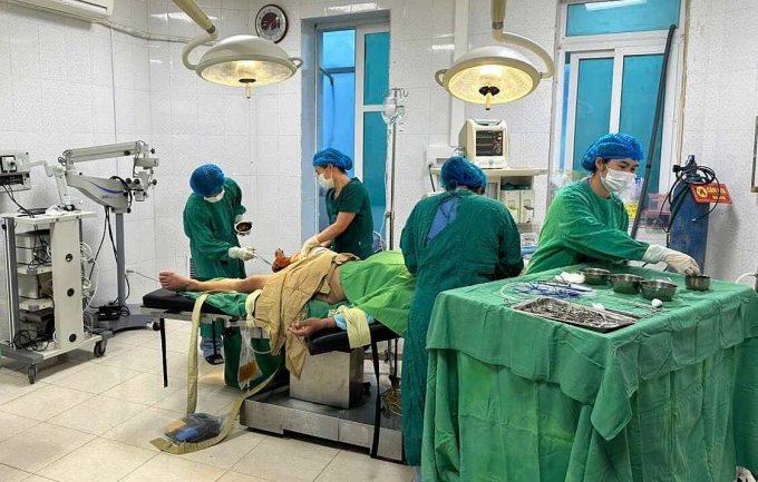 Bệnh viên Đa khoa tỉnh Lai Châu cấp cứu cho các nạn nhân. Ảnh: Bệnh viện cung cấp