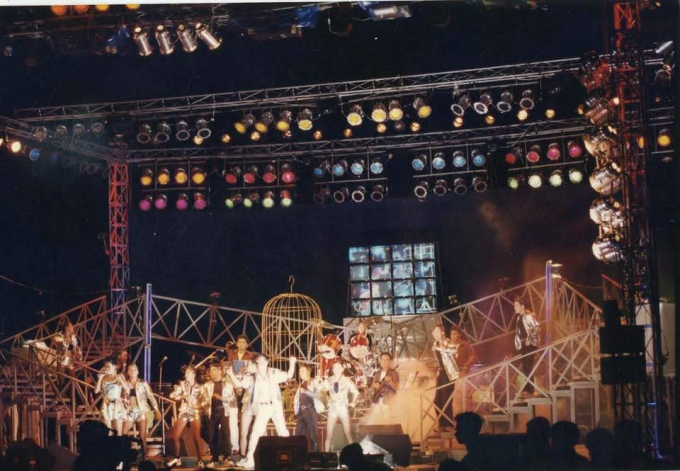 Sân khấu năm 1998.