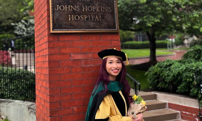 Trịnh Mai Chi trong ngày tốt nghiệp Đại học John Hopkins, hôm 23/5.