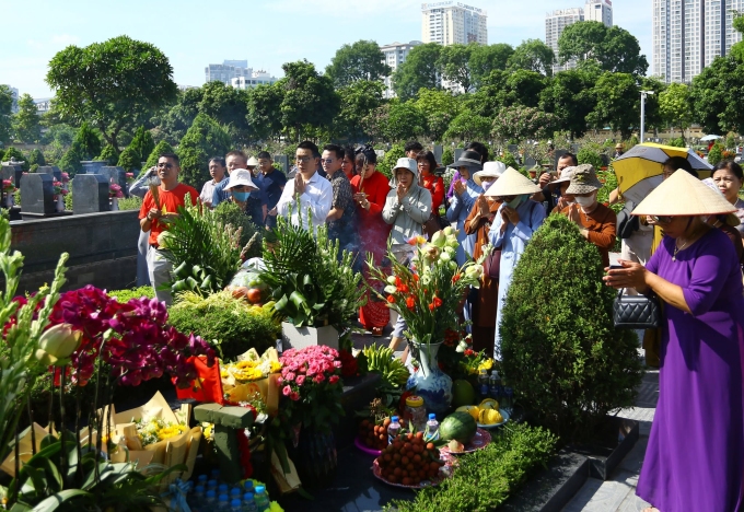 Người dân đến thắp hương tưởng nhớ cố Tổng Bí thư Nguyễn Phú Trọng tại nghĩa trang Mai Dịch, ngày 8/7.