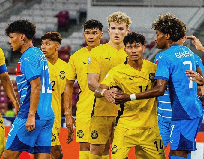 U23 Malaysia (áo vàng) thua Philippines 0-2 ở lượt ra quân bảng A U23 Đông Nam Á 2025, tại sân Gelora Bung Karno, Indonesia, ngày 15/7/2025. Ảnh: MalaysiaNT