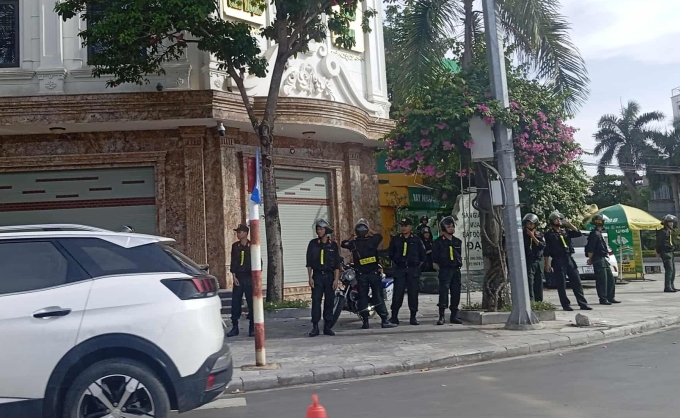 Cảnh sát cơ động bao vây bên ngoài căn nhà Bùi Quốc Ý. Ảnh: Lam Sơn