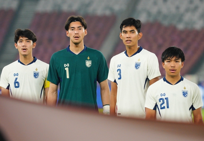 Cầu thủ Thái Lan hát quốc ca trước khi gặp Philippines ở trận tranh giải ba U23 Đông Nam Á 2025, trên sân Gelora Bung Karno, Indonesia ngày 28/7/2025.