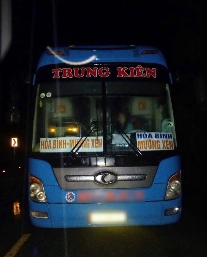 Chiếc xe giường nằm bị mắc kẹt trên Quốc lộ 7A, đoạn qua xã Hữu Kiệm, đêm 22/7.