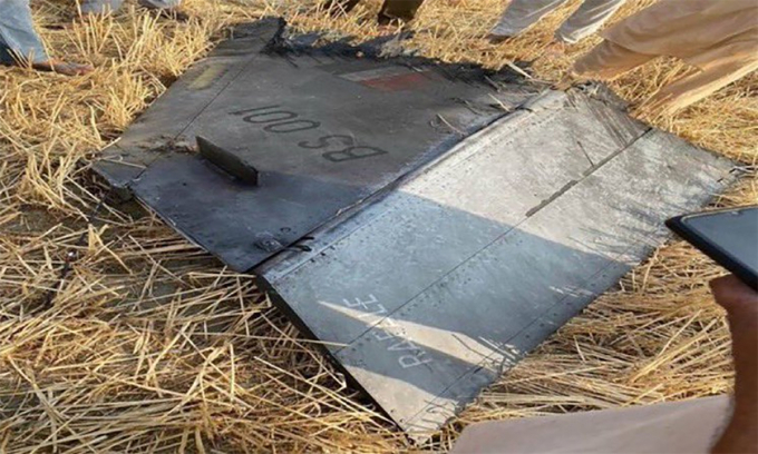 Mảnh vỡ được cho là của tiêm kích Rafale Ấn Độ trong ảnh chụp công bố ngày 7/5.