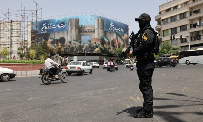Nhân viên an ninh Iran đứng gác trên đường phố Tehran ngày 24/6.