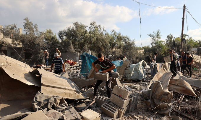 Dân Palestine tại khu vực trúng đòn tập kích của Israel ở Nuseirat, Dải Gaza ngày 13/7.
