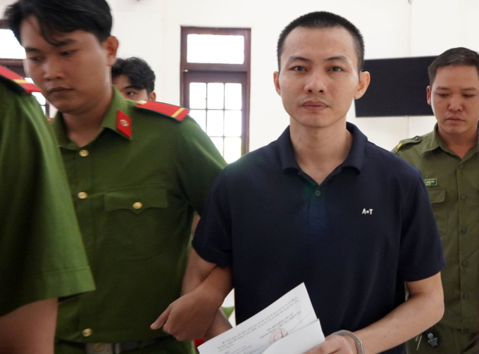 Lê Thanh Nhất Nguyên sau khi tòa hoãn xét xử.