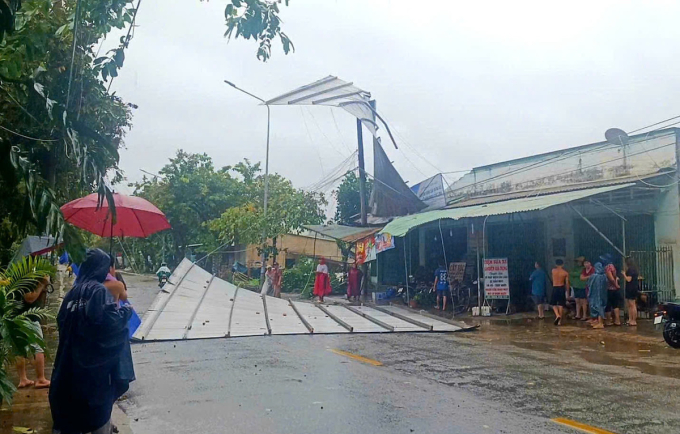 Mái tôn nhà dân bay ra đường trong giông lốc chiều nay ở phường Biên Hòa. Ảnh: Thái Hà