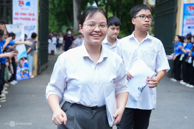 Học sinh hào hứng sau khi hoàn thành bài thi môn Ngoại ngữ vào lớp 10 ở Hà Nội, chiều 7/6. Ảnh: Tùng Đinh