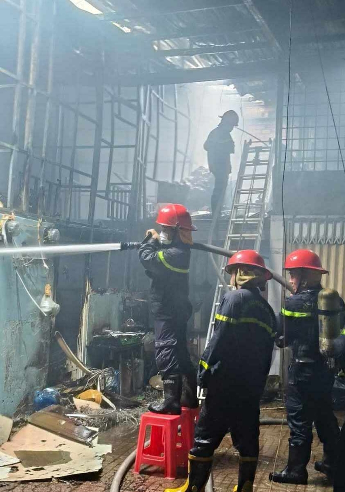 Nhiều phòng trọ bị thiêu rụi. Ảnh: Minh Bằng
