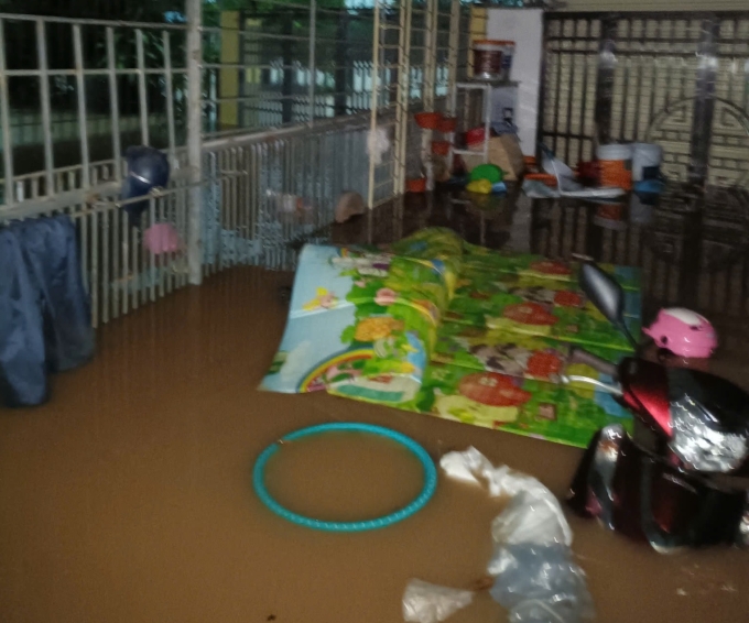Nước tràn vào tầng 1 nhà chị Vân. Ảnh: Khánh Vân