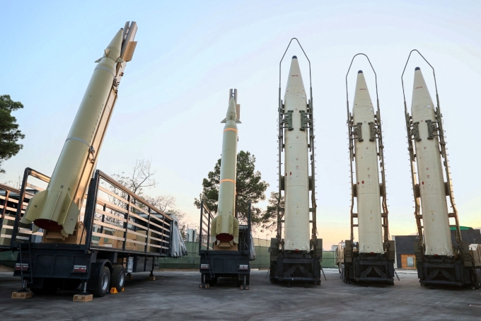 Tên lửa tầm xa Haj Qasim và Khorramshar trong triển lãm về thành tựu quốc phòng Iran ở Tehran tháng 8/2023.