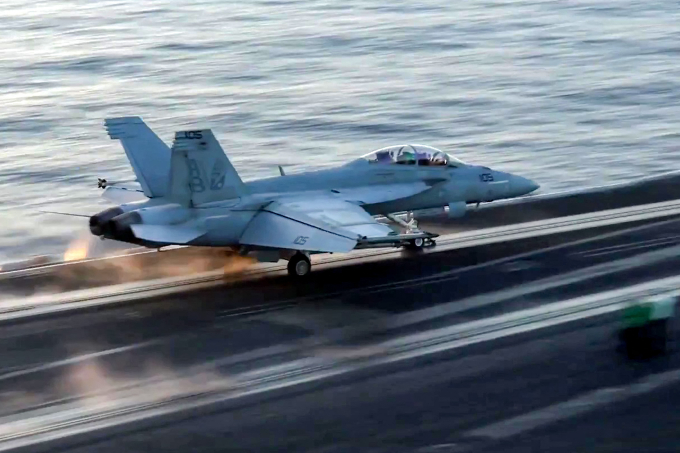 Tiêm kích F/A-18 xuất kích từ tàu sân bay để tập kích Houthi ở Yemen ngày 15/3. Ảnh: AFP