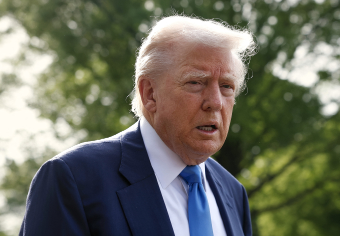 Tổng thống Mỹ Donald Trump trả lời báo giới tại khuôn viên Nhà Trắng ngày 25/4.